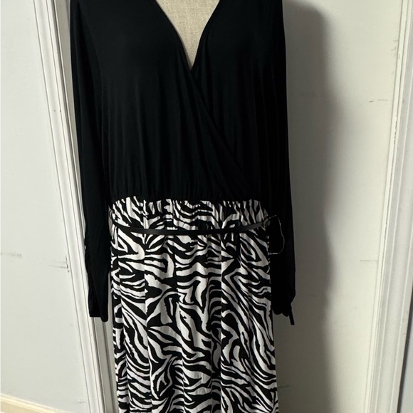 Harlow & Rose Dresses & Skirts - Elegant Zebra Print Maxi Dress